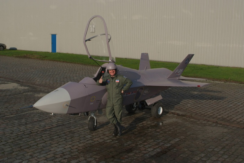 Illustration for article titled Guy Builds F-35 Fighter Jet On His Own